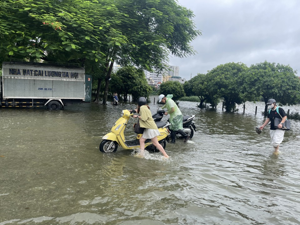 Nước hồ Văn Qu&aacute;n v&agrave; đường bằng nhau, bờ hồ kh&ocirc;ng c&ograve;n nh&igrave;n thấy.