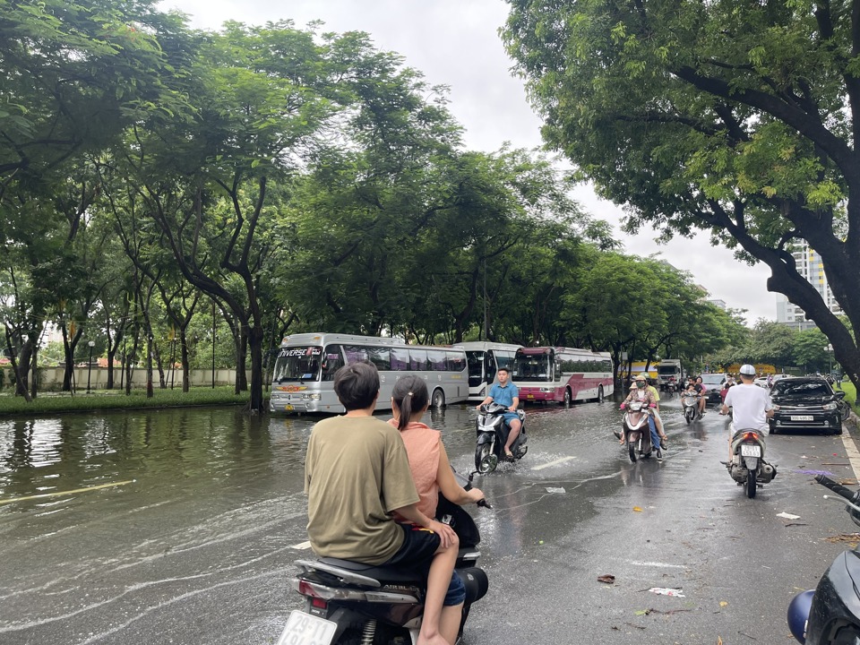 Nhiều người phải quay xe lại đi ngược chiều đường ở đoạn ngập đường 19/5.