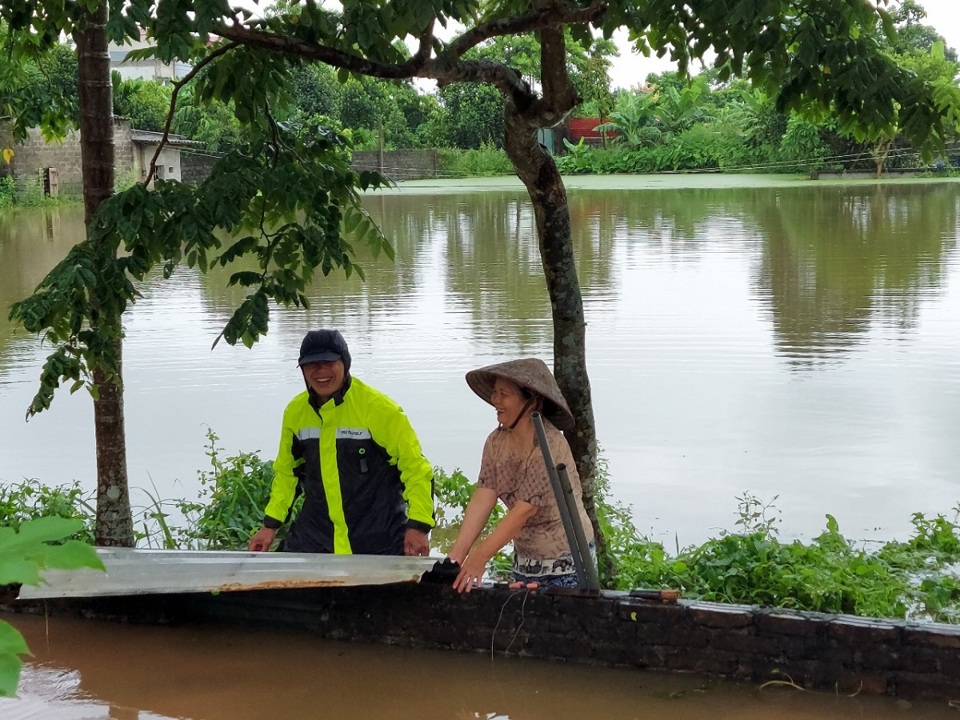 Người d&acirc;n x&atilde; Ph&uacute; Nan An, huyện Chương Mỹ đang cố "be bờ" giữ c&aacute;.