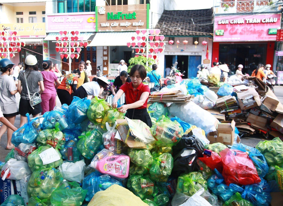 Hội Li&ecirc;n hiệp Phụ nữ c&aacute;c địa phương đ&atilde; v&agrave; đang ph&aacute;t huy vai tr&ograve; quan trọng trong c&aacute;c m&ocirc; h&igrave;nh thu gom r&aacute;c s&aacute;ng tạo, hiệu quả.