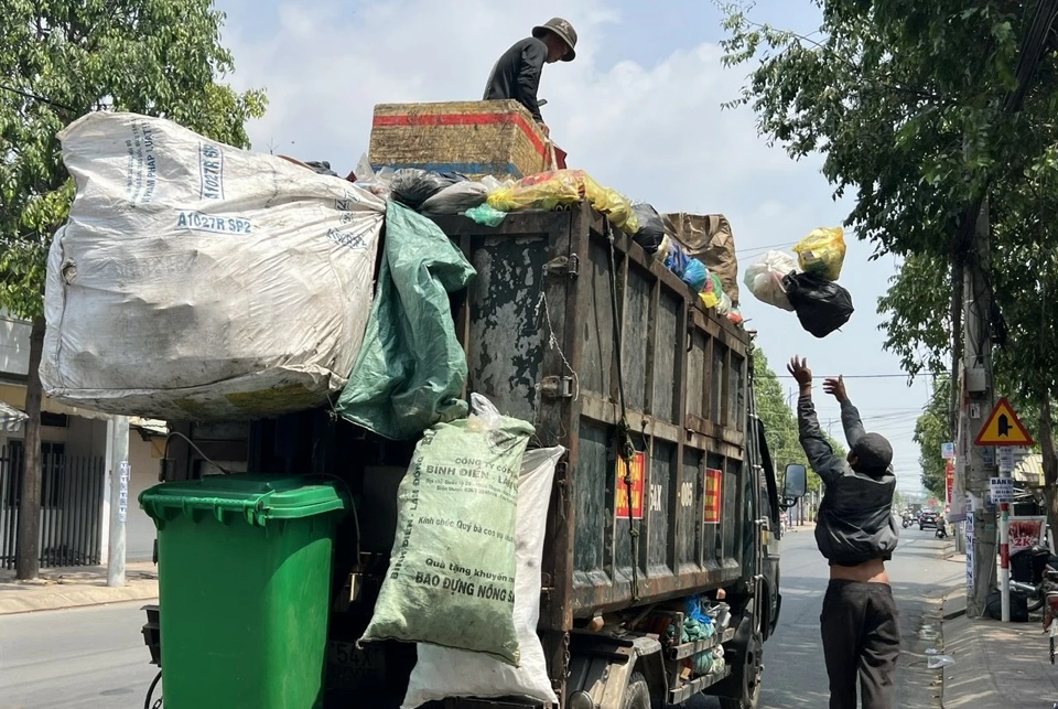 C&ocirc;ng t&aacute;c thu gom r&aacute;c thải vẫn đang gặp nhiều kh&oacute; khăn.