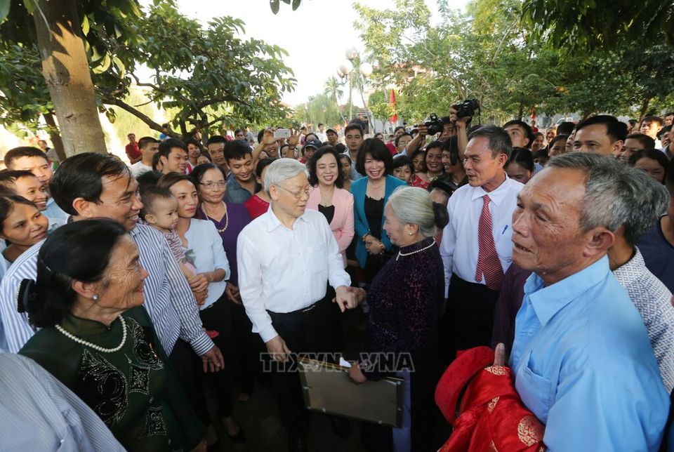 Tổng B&iacute; thư Nguyễn Ph&uacute; Trọng với người d&acirc;n huyện Đan Phượng (H&agrave; Nội, 15/11/2015) - Ảnh: TTXVN