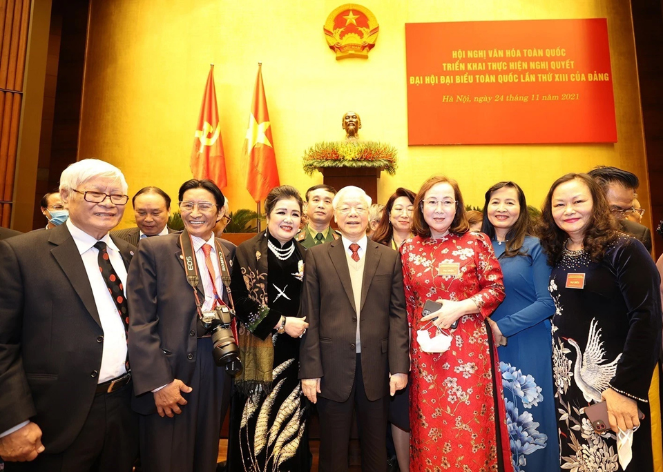 Tổng B&iacute; thư Nguyễn Ph&uacute; Trọng với c&aacute;c văn nghệ sĩ tại Hội nghị Văn h&oacute;a to&agrave;n quốc, ng&agrave;y 24/11/2021. Ảnh: Tr&iacute; Dũng