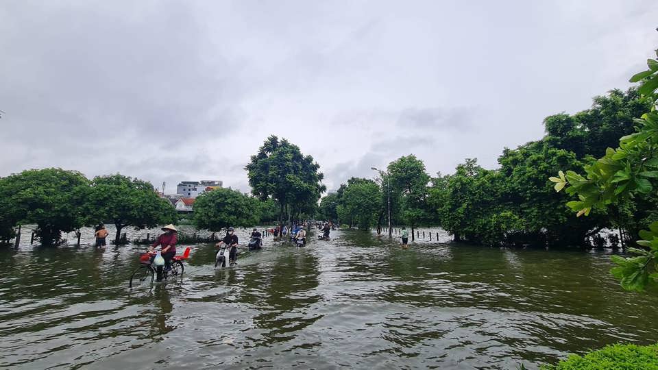 Hồ Văn Qu&aacute;n - mặt hồ v&agrave; mặt đường bằng nhau. Ảnh:&nbsp; FB Trần Mạnh H&ugrave;ng