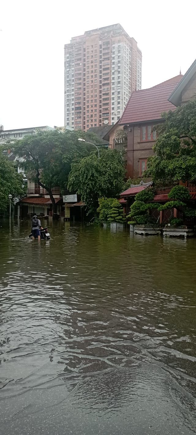 Khu vực hồ Văn Qu&aacute;n. Ảnh: Quynh Pham