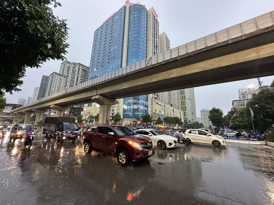 Phương tiện di chuyển li&ecirc;n tục qua n&uacute;t giao, kh&ocirc;ng xảy ra &ugrave;n tắc v&agrave;o giờ cao điểm.