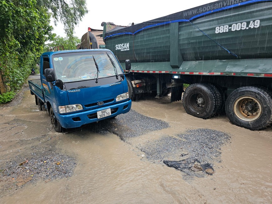 Tỉnh lộ 35 xuống cấp nghiêm trọng vì dự án chậm triển khai - Ảnh 8