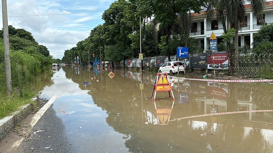 Dự kiến phải nhiều giờ đồng hồ nữa tuyến đường mới c&oacute; thể th&ocirc;ng xe.&nbsp;