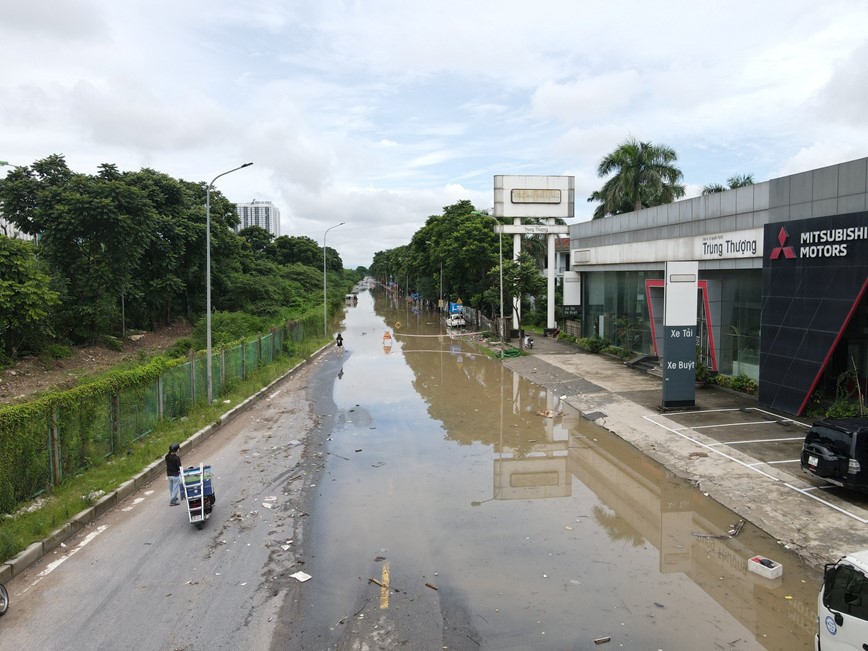 Tuyến đường t&ecirc; liệt v&igrave; ngập nước.&nbsp;