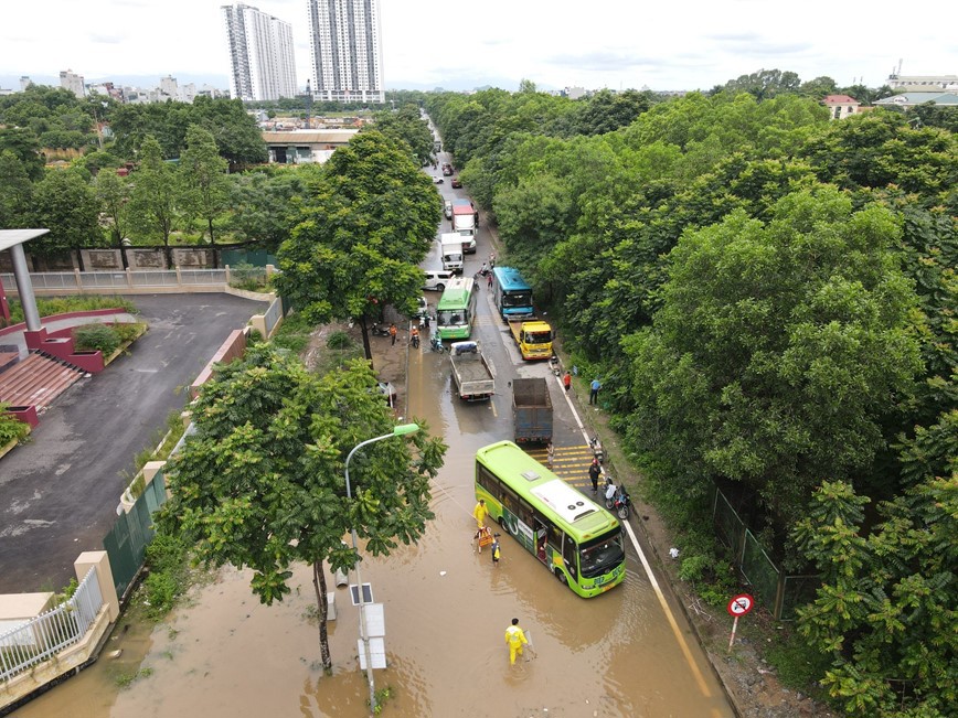 Phương tiện kh&ocirc;ng di chuyển qua được xếp h&agrave;ng chờ quay đầu.