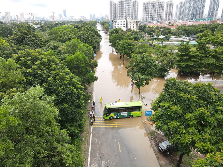 Trận mưa lớn k&eacute;o d&agrave;i cả ng&agrave;y 23/7 khiến tuyến đường gom Đại lộ&nbsp;Thăng Long rơi v&agrave;o t&igrave;nh trạng ngập s&acirc;u.