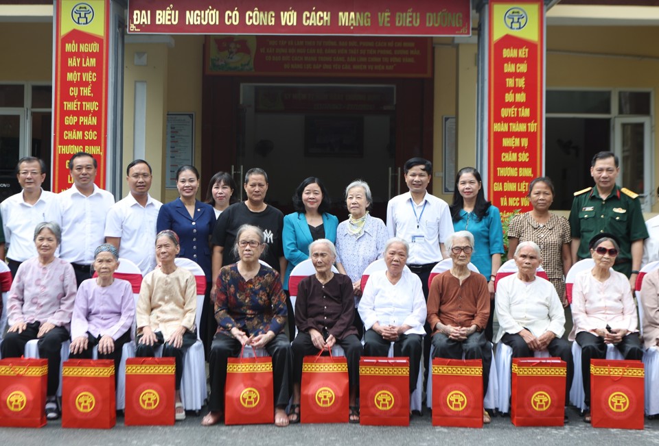 B&iacute; thư Th&agrave;nh ủy B&ugrave;i Thị Minh Ho&agrave;i tặng qu&agrave; cho c&aacute;c mẹ, vợ liệt sĩ tại Trung t&acirc;m nu&ocirc;i dưỡng v&agrave; điều dưỡng người c&oacute; c&ocirc;ng số II H&agrave; Nội.