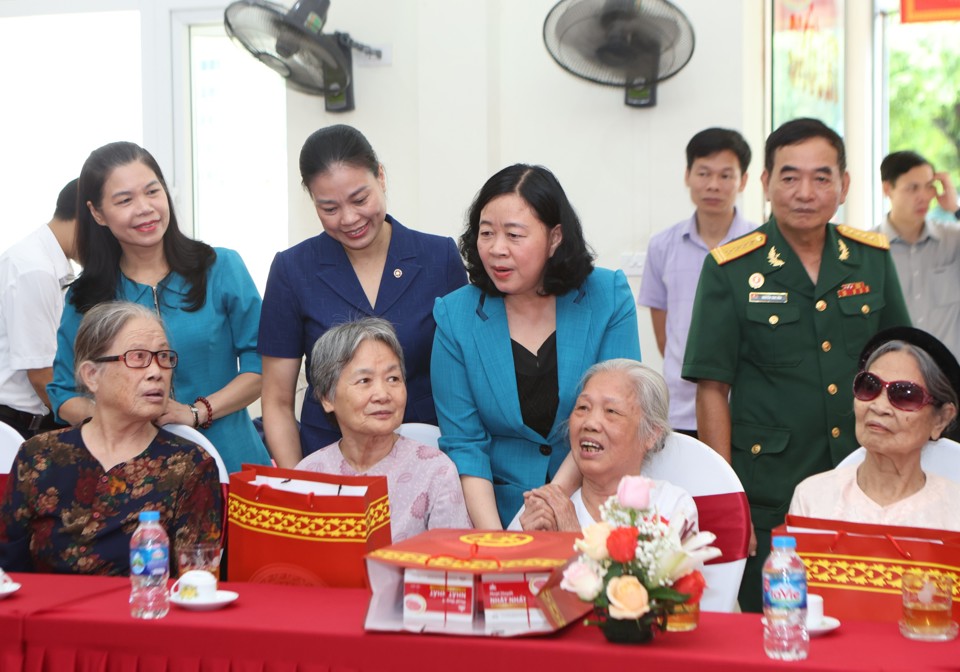 B&iacute; thư Th&agrave;nh ủy B&ugrave;i Thị Minh Ho&agrave;i tr&ograve; chuyện, thăm hỏi&nbsp;c&aacute;c Mẹ Việt Nam Anh h&ugrave;ng, c&aacute;c đồng ch&iacute; thương binh, bệnh binh, th&acirc;n nh&acirc;n liệt sĩ, người c&oacute; c&ocirc;ng với c&aacute;ch mạng đang được nu&ocirc;i dưỡng, điều dưỡng tại Trung t&acirc;m nu&ocirc;i dưỡng v&agrave; điều dưỡng người c&oacute; c&ocirc;ng số II H&agrave; Nội.