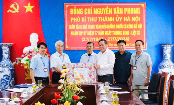 Ph&oacute; B&iacute; thư Th&agrave;nh ủy Nguyễn Văn Phong c&ugrave;ng Đo&agrave;n c&ocirc;ng t&aacute;c của TP đến thăm v&agrave; tặng qu&agrave; Trung t&acirc;m điều dưỡng người c&oacute; c&ocirc;ng H&agrave; Nội.