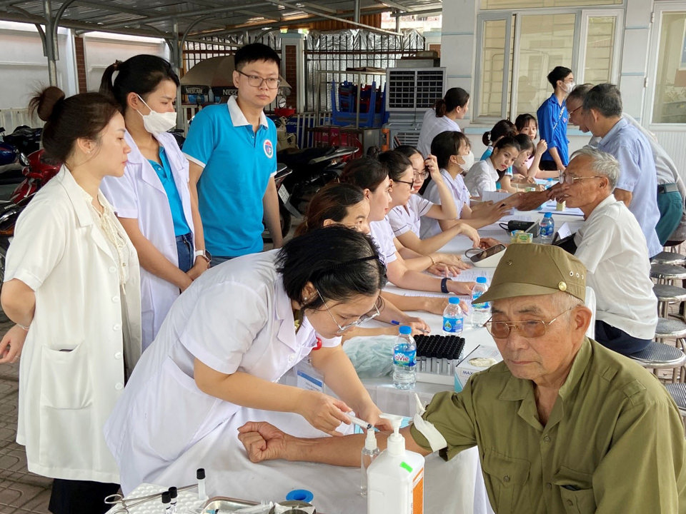 Kh&aacute;m bệnh, ph&aacute;t thuốc miễn ph&iacute; cho thương bệnh binh, người c&oacute; c&ocirc;ng với c&aacute;ch mạng tại x&atilde; Hồng H&agrave;, huyện Đan Phượng.