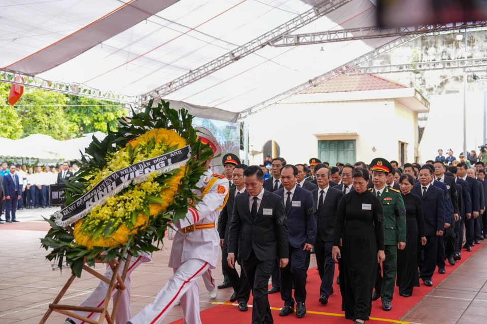 Lãnh đạo TP Hà Nội và người dân viếng Tổng Bí thư Nguyễn Phú Trọng tại quê nhà - Ảnh 1