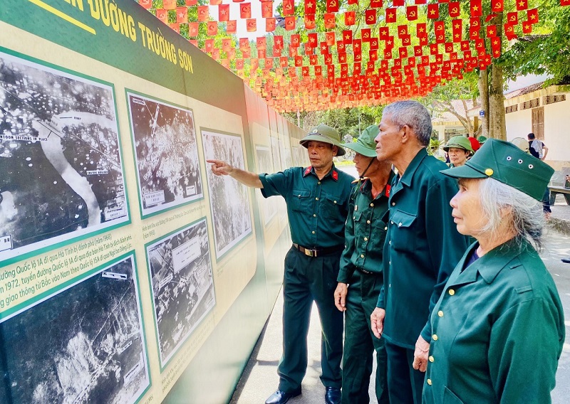 C&aacute;c cựu chiến binh tham quan kh&ocirc;ng gian trưng b&agrave;y h&igrave;nh ảnh "Đường Trường Sơn- Đường Hồ Ch&iacute; Minh: Từ huyền thoại tới tương lai"