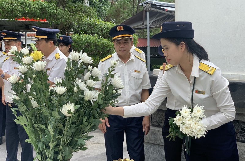 C&aacute;c đo&agrave;n kh&aacute;ch k&iacute;nh cẩn d&acirc;ng hoa, thắp hương tưởng niệm tại khu mộ 10 nữ anh h&ugrave;ng liệt sĩ thanh ni&ecirc;n xung phong