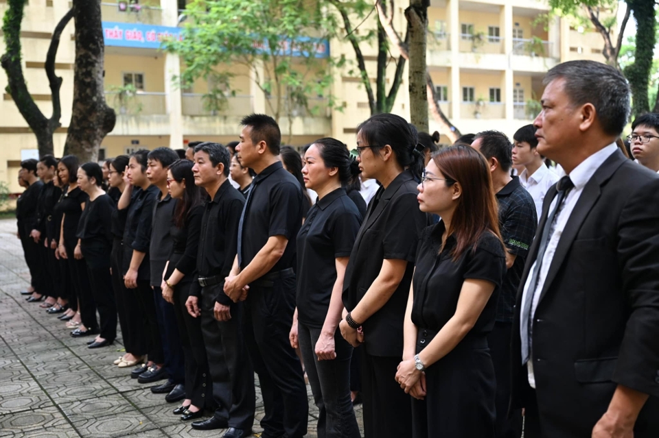 Với c&aacute;c thầy, c&ocirc; gi&aacute;o trường THPT Nguyễn Gia Thiều, kỷ niệm về Tổng B&iacute; thư - cựu học sinh của trường l&agrave; những k&yacute; ức đẹp đẽ c&ograve;n sống m&atilde;i với thời gian