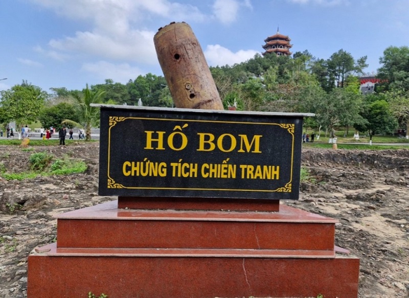 Hố bom- chứng t&iacute;ch chiến tranh tại Ng&atilde; ba Đồng Lộc