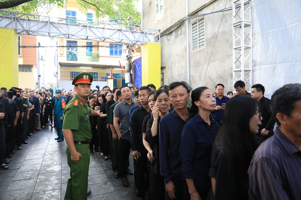 Lãnh đạo TP Hà Nội và người dân viếng Tổng Bí thư Nguyễn Phú Trọng tại quê nhà - Ảnh 7