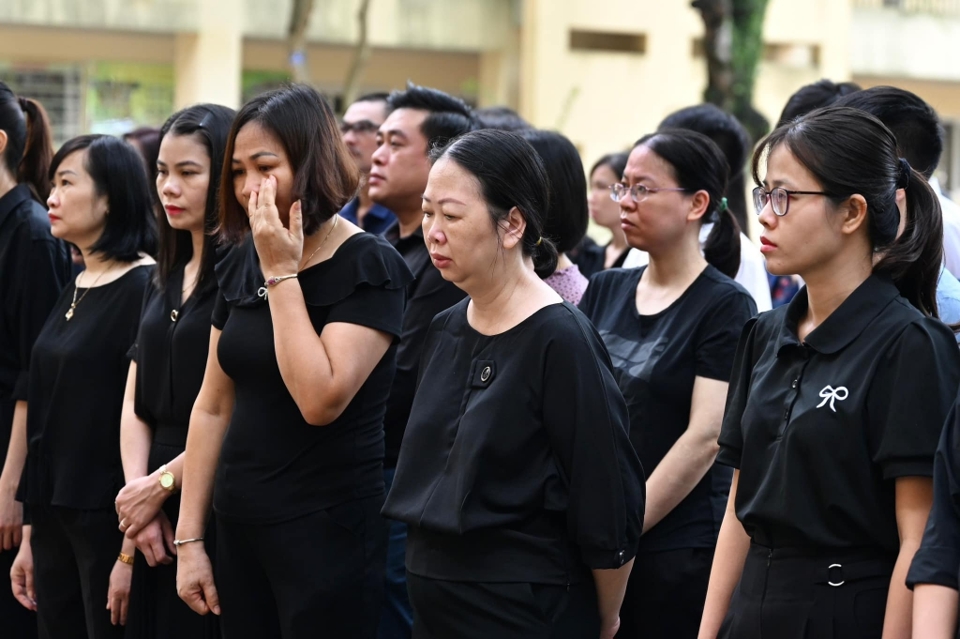 C&aacute;c nh&agrave; gi&aacute;o x&uacute;c động, tiếc thương v&ocirc; hạn trước sự ra đi của nh&agrave; l&atilde;nh đạo mẫu mực, hết l&ograve;ng v&igrave; đất nước, Nh&acirc;n d&acirc;n