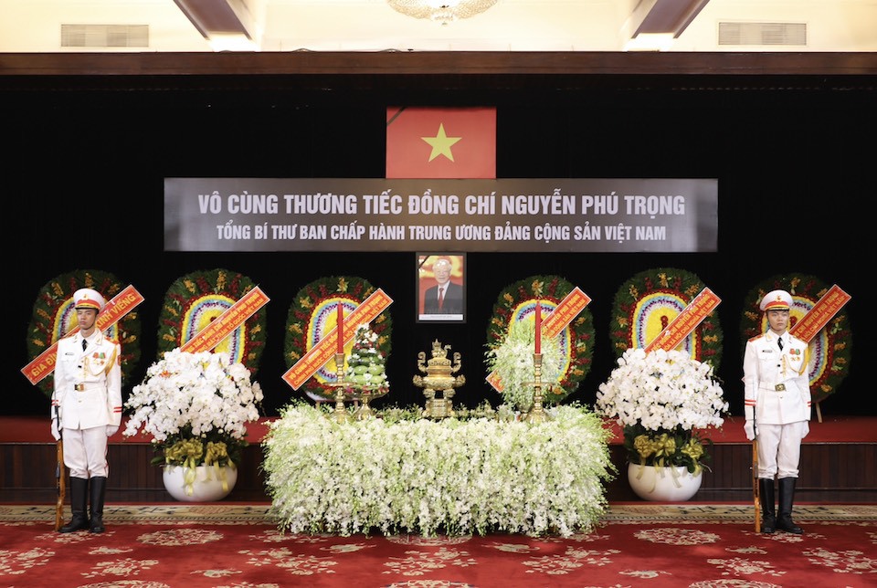 Di ảnh Tổng B&iacute; thư Nguyễn Ph&uacute; Trọng được đặt trang trọng tại Hội trường Thống Nhất