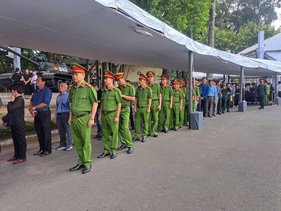 Đo&agrave;n Trại tạm giam T 17 - Bộ C&ocirc;ng an&nbsp;đến&nbsp;viếng Tổng B&iacute; thư Nguyễn Ph&uacute; Trọng