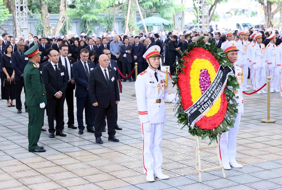 Đo&agrave;n Cộng h&ograve;a Algeria D&acirc;n chủ v&agrave; Nh&acirc;n d&acirc;n do Bộ trưởng Bộ Cựu chiến binh v&agrave; Người c&oacute; c&ocirc;ng Laid Rebiga l&agrave;m Trưởng đo&agrave;n, viếng Tổng B&iacute; thư Nguyễn Ph&uacute; Trọng.&nbsp;(Ảnh: TTXVN)