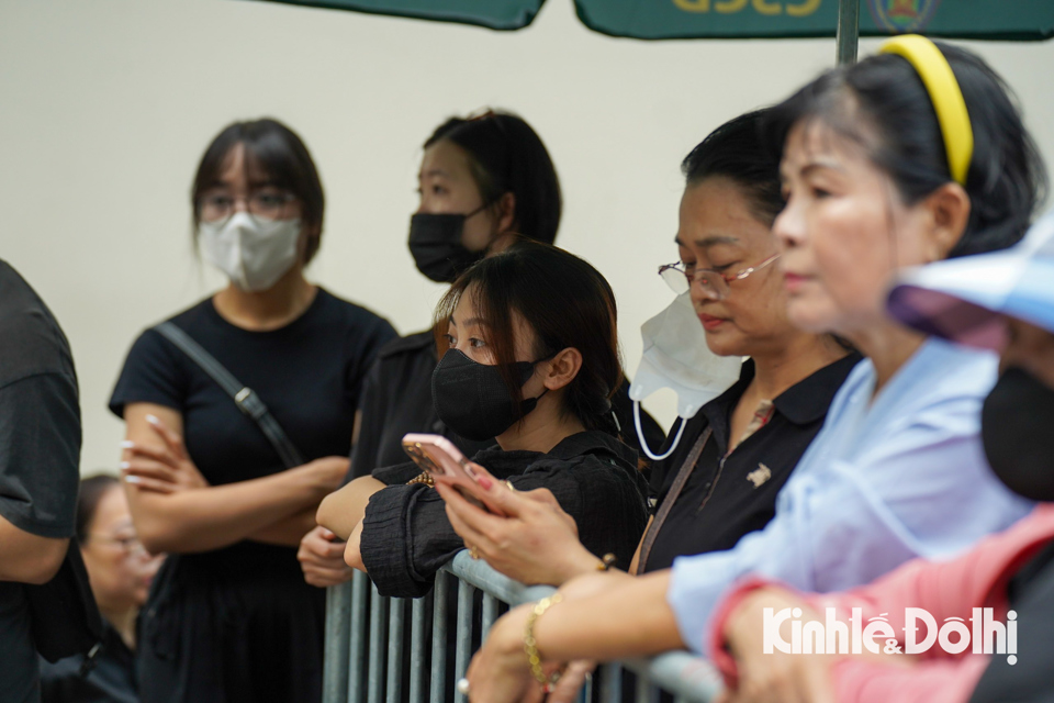 Mọi người đều ăn mặc trang nghi&ecirc;m, ki&ecirc;n nhẫn chờ đợi từ s&aacute;ng sớm để v&agrave;o tiễn đưa Tổng B&iacute; thư Nguyễn Ph&uacute; Trọng.