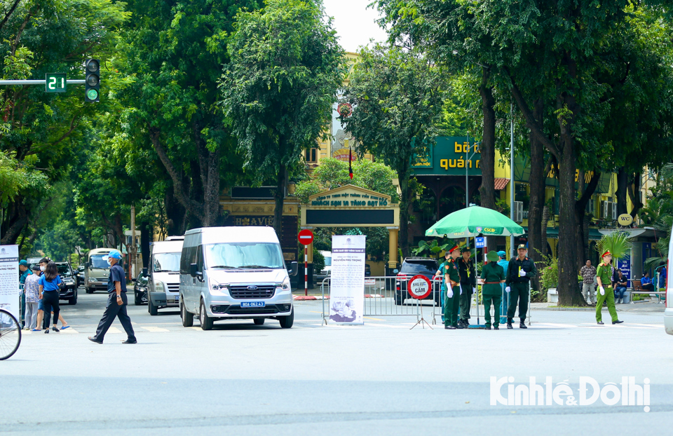 An ninh tại khu vực xung quanh Nh&agrave; tang lễ được thắt chặt. Nhiều tuyến phố l&acirc;n cận cấm triệt để c&aacute;c phương tiện (trừ xe c&oacute; ph&ugrave; hiệu bảo vệ, xe phục vụ Lễ Quốc tang).