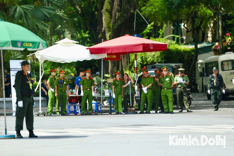 An ninh thắt chặt, người dân xếp hàng chờ viếng Tổng Bí thư Nguyễn Phú Trọng - Ảnh 3