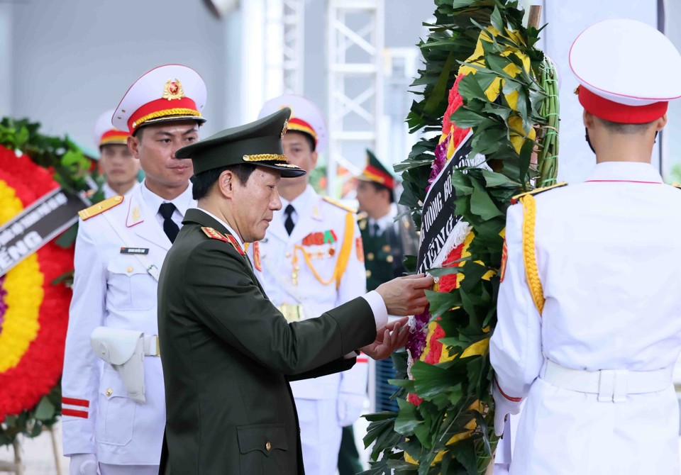 Thượng tướng Lương Tam Quang, B&iacute; thư Đảng ủy C&ocirc;ng an Trung ương, Bộ trưởng Bộ C&ocirc;ng an viếng Tổng B&iacute; thư Nguyễn Ph&uacute; Trọng. (Ảnh: TTXVN)