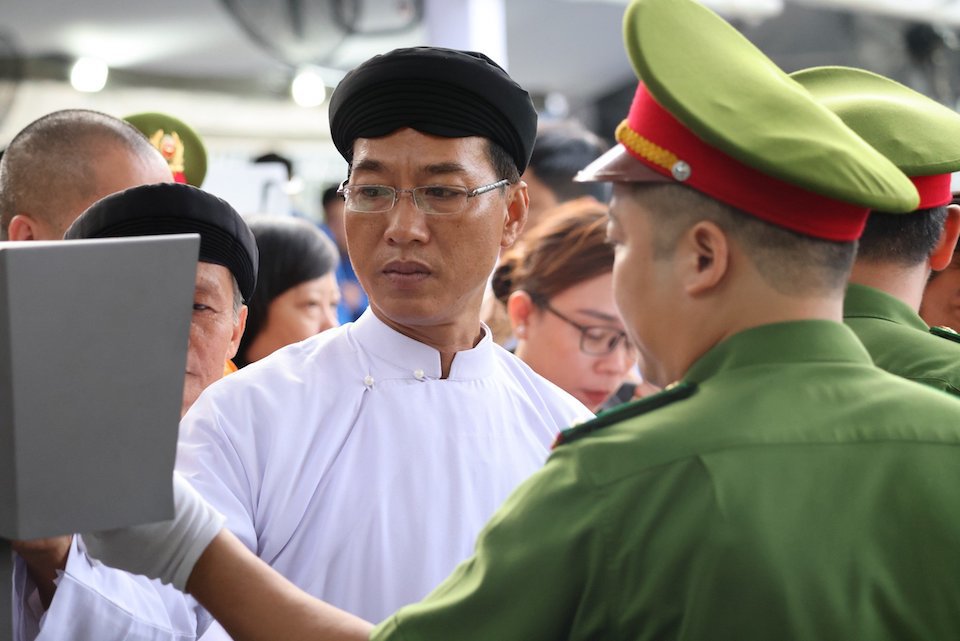 C&agrave;ng về trưa, lượng người đổ về&nbsp;Hội trường Thống Nhất ng&agrave;y c&agrave;ng đ&ocirc;ng, ai cũng ki&ecirc;n nhẫn xếp h&agrave;ng thực hiện&nbsp;kiểm tra an ninh để được v&agrave;o&nbsp;viếng Tổng B&iacute; thư Nguyễn Ph&uacute; Trọng