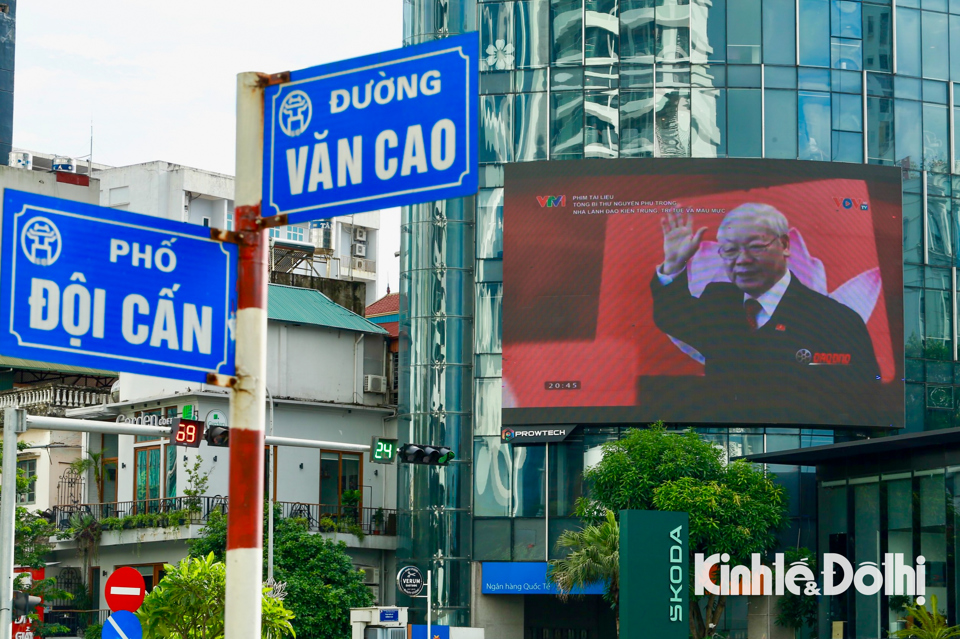 Tại ng&atilde; tư Đội Cấn- Văn Cao, phim t&agrave;i liệu của Tổng B&iacute; thư Nguyễn Ph&uacute; Trọng được tr&igrave;nh chiếu tr&ecirc;n m&agrave;n h&igrave;nh led cỡ lớn.