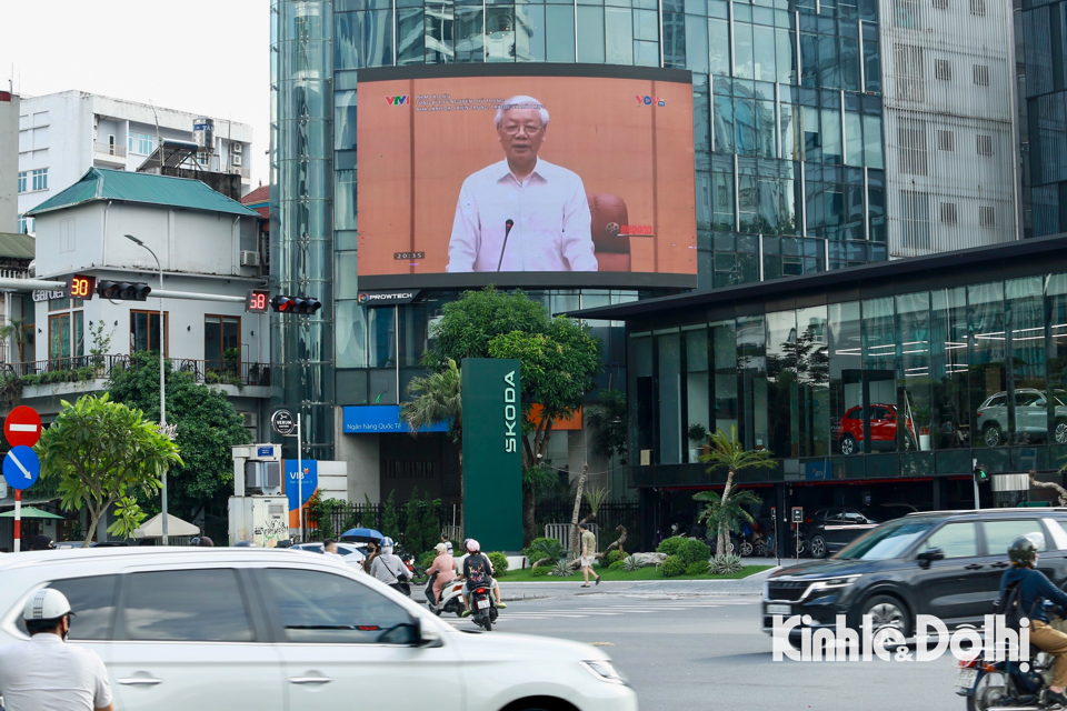 Hà Nội: Chiếu phim tài liệu về Tổng Bí thư Nguyễn Phú Trọng trên các tuyến phố - Ảnh 1