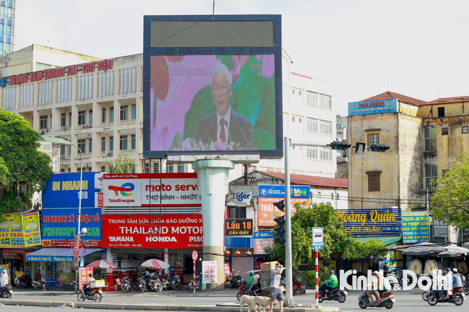 Phim t&agrave;i liệu tưởng nhớ Tổng B&iacute; thư Nguyễn Ph&uacute; Trọng được chiếu tr&ecirc;n m&agrave;n h&igrave;nh cỡ lớn tr&ecirc;n đường Cầu Giấy (quận Cầu Giấy).&nbsp;Đ&acirc;y l&agrave; một trong những tuyến đường c&oacute; lượng phương tiện giao th&ocirc;ng đ&ocirc;ng đ&uacute;c.