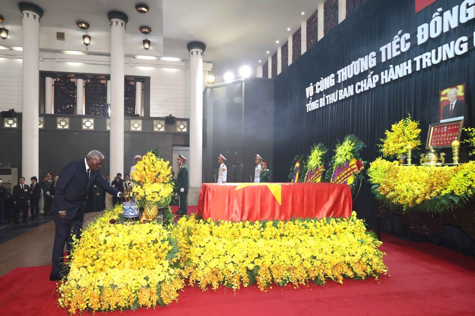 Đo&agrave;n Cộng h&ograve;a Cuba do đồng ch&iacute; Esteban Lazo Hern&aacute;ndez, Ủy vi&ecirc;n Bộ Ch&iacute;nh trị, Chủ tịch Quốc hội Ch&iacute;nh quyền nh&acirc;n d&acirc;n Cuba l&agrave;m Trưởng đo&agrave;n, viếng Tổng B&iacute; thư Nguyễn Ph&uacute; Trọng. (Ảnh: TTXVN)