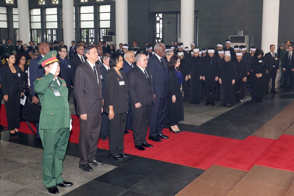 Đo&agrave;n Cộng h&ograve;a Cuba do đồng ch&iacute; Esteban Lazo Hern&aacute;ndez, Ủy vi&ecirc;n Bộ Ch&iacute;nh trị, Chủ tịch Quốc hội Ch&iacute;nh quyền nh&acirc;n d&acirc;n Cuba l&agrave;m Trưởng đo&agrave;n, viếng Tổng B&iacute; thư Nguyễn Ph&uacute; Trọng. (Ảnh: TTXVN)