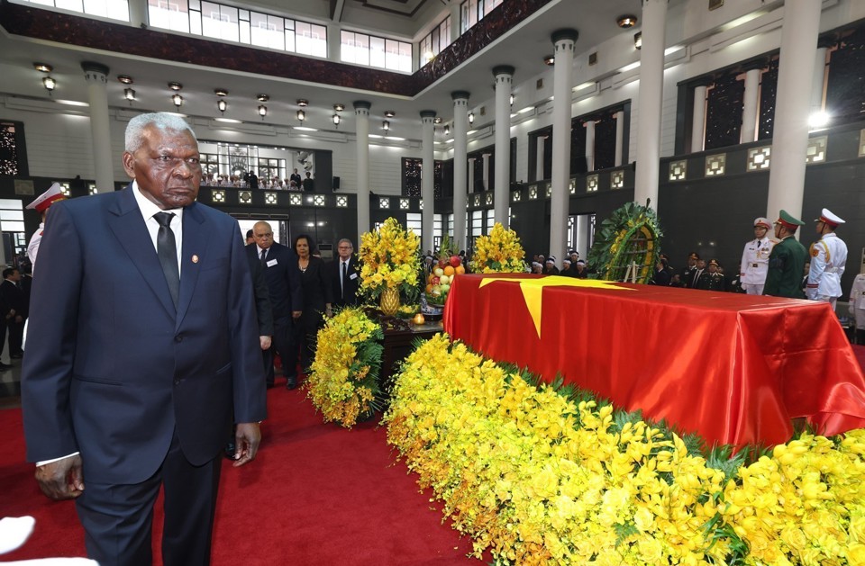 Đo&agrave;n Cộng h&ograve;a Cuba do đồng ch&iacute; Esteban Lazo Hern&aacute;ndez, Ủy vi&ecirc;n Bộ Ch&iacute;nh trị, Chủ tịch Quốc hội Ch&iacute;nh quyền nh&acirc;n d&acirc;n Cuba l&agrave;m Trưởng đo&agrave;n, viếng Tổng B&iacute; thư Nguyễn Ph&uacute; Trọng. (Ảnh: TTXVN)