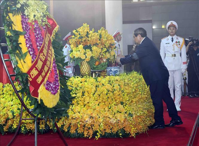 Đồng ch&iacute; Phạm Minh Ch&iacute;nh, Ủy vi&ecirc;n Bộ Ch&iacute;nh trị, Thủ tướng Ch&iacute;nh phủ thay mặt Đo&agrave;n Ch&iacute;nh phủ d&acirc;ng hương tưởng niệm trước linh cữu Tổng B&iacute; thư Nguyễn Ph&uacute; Trọng. Ảnh: TTXVN