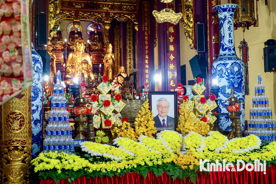 Trong s&aacute;ng 25/7,&nbsp;chư tăng v&agrave; Phật tử ch&ugrave;a Qu&aacute;n Sứ (H&agrave; Nội) đ&atilde; lập hương &aacute;n thờ Tổng B&iacute; thư Nguyễn Ph&uacute; Trọng ngay tại ch&iacute;nh điện của ch&ugrave;a; thực hiện c&aacute;c thời kh&oacute;a tụng kinh cầu si&ecirc;u h&agrave;ng ng&agrave;y để cầu si&ecirc;u v&agrave; tưởng niệm Tổng B&iacute; thư Nguyễn Ph&uacute; Trọng.