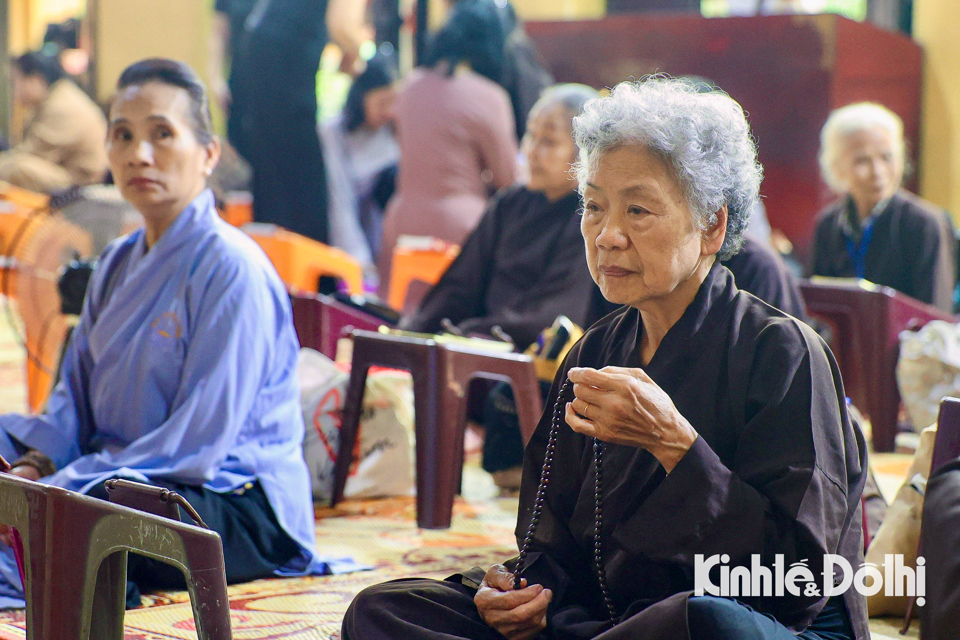 Chư tăng v&agrave; Phật tử thực hiện c&aacute;c thời kh&oacute;a tụng kinh cầu si&ecirc;u tưởng niệm Tổng B&iacute; thư Nguyễn Ph&uacute; Trọng.