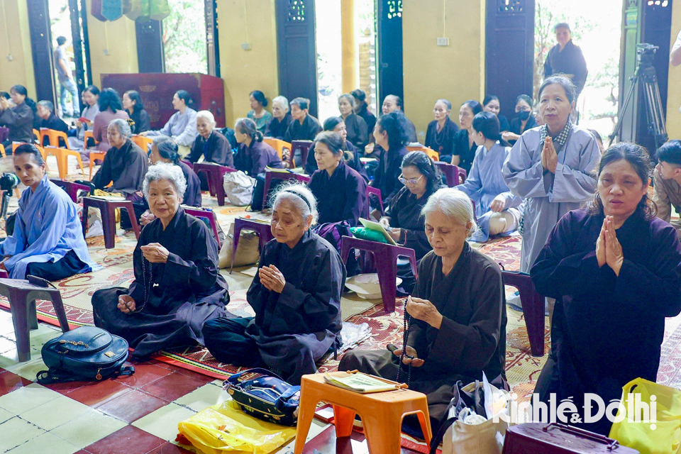 Trong ng&agrave;y diễn ra Lễ Quốc tang Tổng B&iacute; thư Nguyễn Ph&uacute; Trọng, người d&acirc;n, Phật tử c&oacute; mặt tại ch&ugrave;a Qu&aacute;n Sứ từ s&aacute;ng sớm để thắp hương, th&agrave;nh t&acirc;m tưởng niệm nh&agrave; l&atilde;nh đạo ki&ecirc;n trung, mẫu mực.