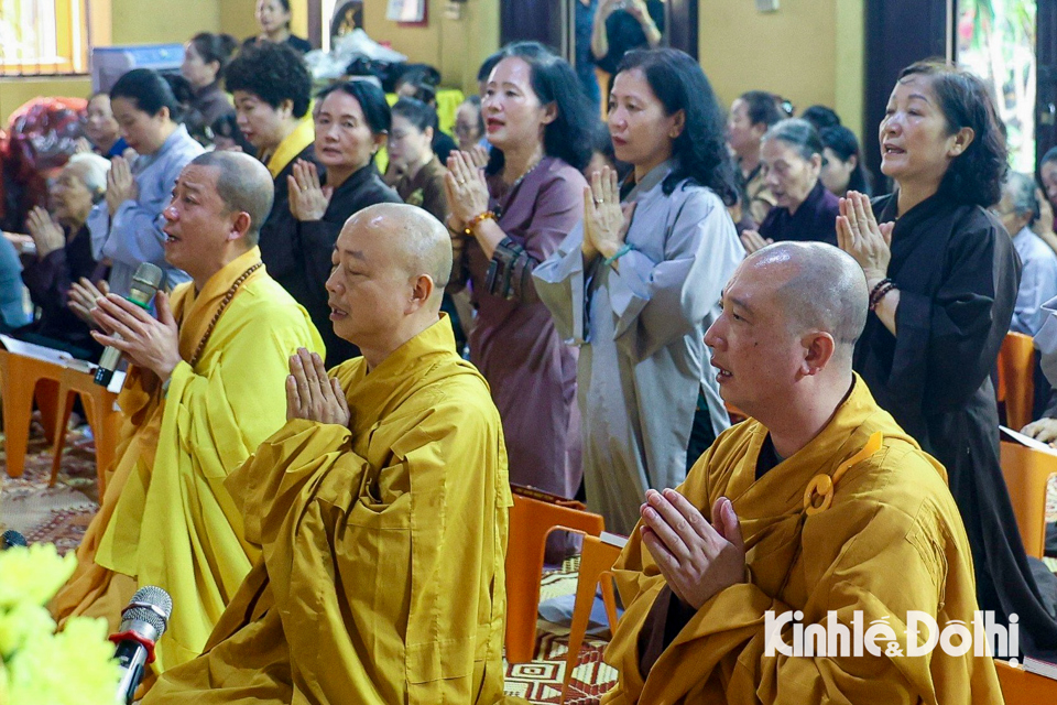 Đại đức Th&iacute;ch Thanh Huy (Ủy vi&ecirc;n thường trực Ban Kinh tế T&agrave;i ch&iacute;nh Trung ương GHPGVN) cho biết, trong thời gian diễn ra Lễ Quốc tang Tổng B&iacute; thư Nguyễn Ph&uacute; Trọng, c&aacute;c Phật tử tr&ecirc;n cả nước h&agrave;nh tr&igrave; lễ b&aacute;i, nhất t&acirc;m hồi hướng v&agrave; cầu nguyện cho Tổng B&iacute; thư. Tăng ni, Phật tử cũng cầu nguyện quốc th&aacute;i d&acirc;n an.