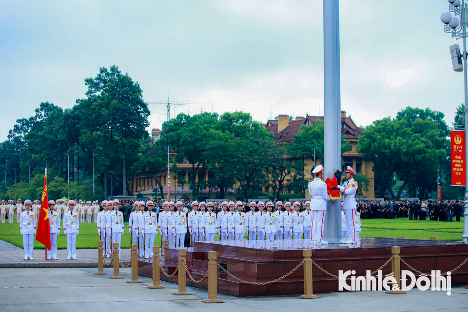 Theo quy định, cờ rủ trong Lễ Quốc tang l&agrave; Quốc kỳ c&oacute; dải băng đen với k&iacute;ch thước bằng 1/10 chiều rộng v&agrave; chiều d&agrave;i bằng chiều d&agrave;i l&aacute; cờ.