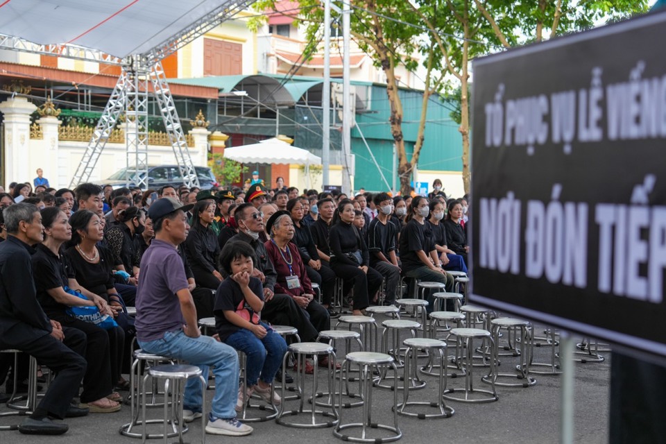 Lãnh đạo TP Hà Nội và người dân viếng Tổng Bí thư Nguyễn Phú Trọng tại quê nhà - Ảnh 12