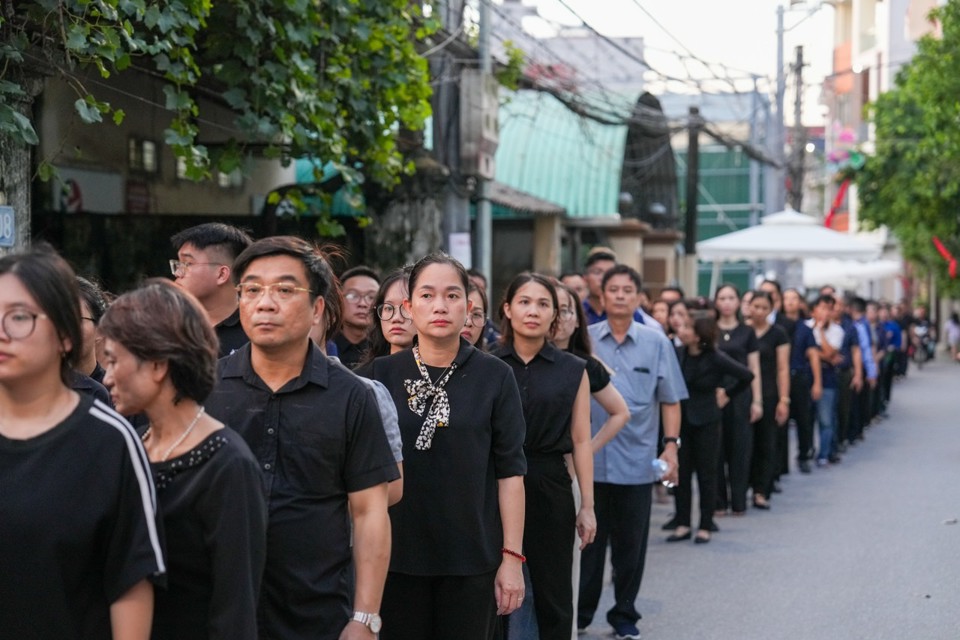 Kh&ocirc;ng ai bảo ai tất cả đều lặng y&ecirc;n, th&agrave;nh k&iacute;nh tiến dần v&agrave;o Nh&agrave; tang lễ Quốc gia,&nbsp;Nh&agrave; văn ho&aacute; th&ocirc;n Lại Đ&agrave; để được viếng Tổng B&iacute; thư Nguyễn Ph&uacute; Trọng. &nbsp;