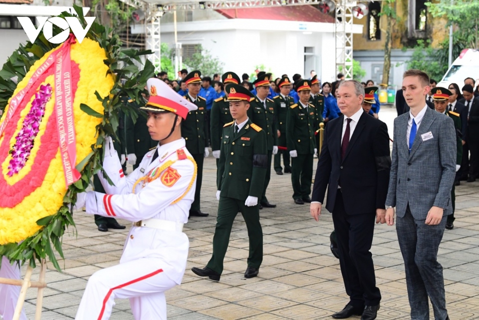 Đo&agrave;n đại biểu Đảng Cộng sản Li&ecirc;n bang Nga do Ph&oacute; Chủ tịch Đảng, Chủ nhiệm Ủy ban Li&ecirc;n kết &Aacute;-&Acirc;u của Duma quốc gia Nga Leonist Kalashnikov dẫn đầu, viếng Tổng B&iacute; thư Nguyễn Ph&uacute; Trọng. Ảnh: VOV