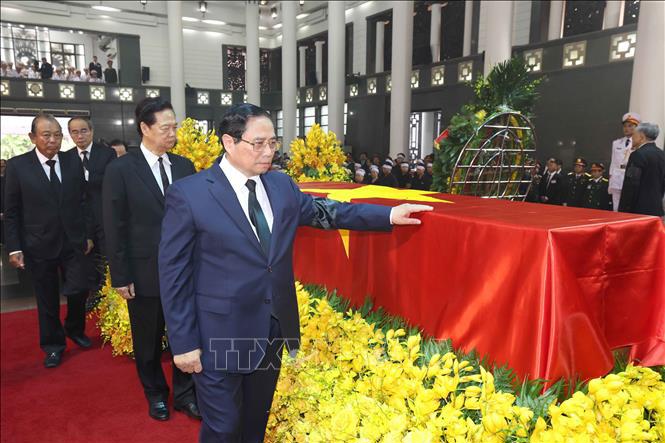 Đo&agrave;n Ch&iacute;nh phủ do đồng ch&iacute; Phạm Minh Ch&iacute;nh, Ủy vi&ecirc;n Bộ Ch&iacute;nh trị, Thủ tướng Ch&iacute;nh phủ l&agrave;m Trưởng đo&agrave;n, k&iacute;nh viếng Tổng B&iacute; thư Nguyễn Ph&uacute; Trọng. Ảnh: TTXVN